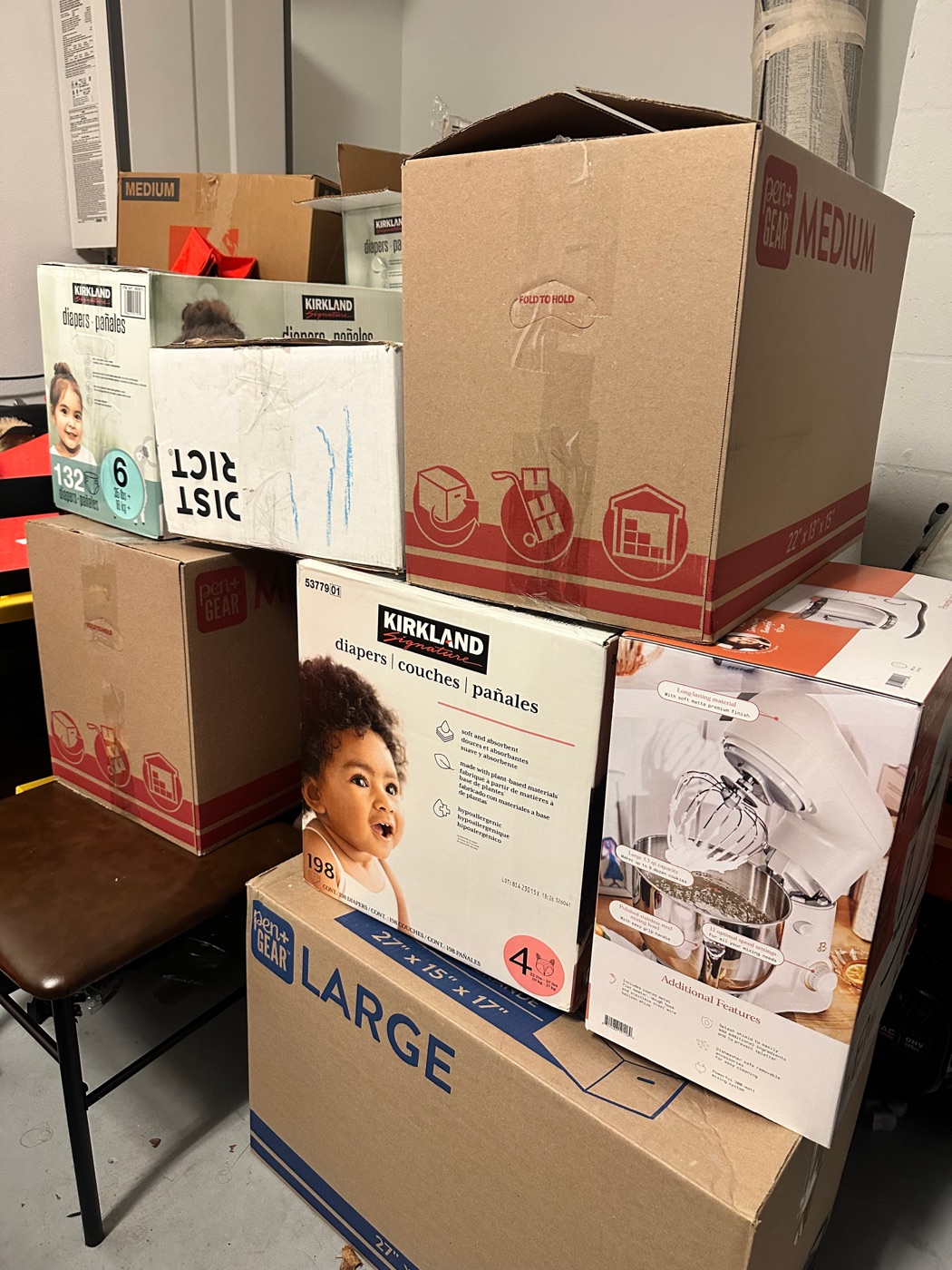 Cajas con donaciones recolectadas para la comunidad
