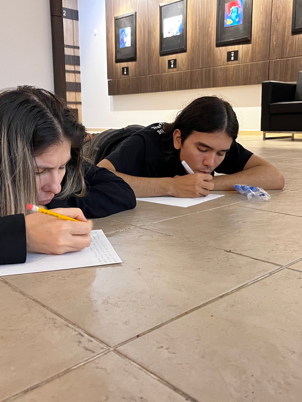 Participantes escribiendo durante un taller creativo