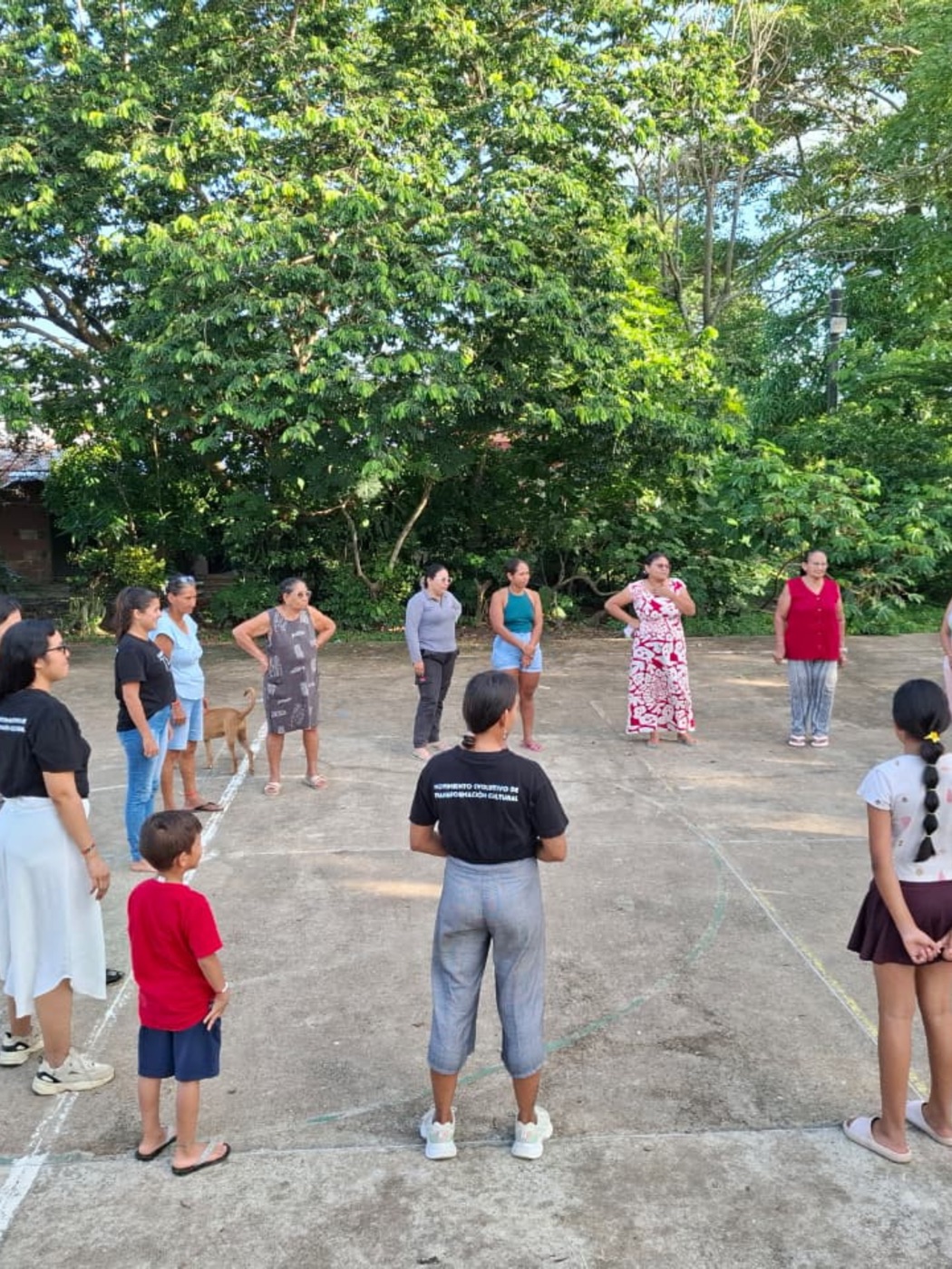 Comunidad reunida al aire libre en un taller de incidencia